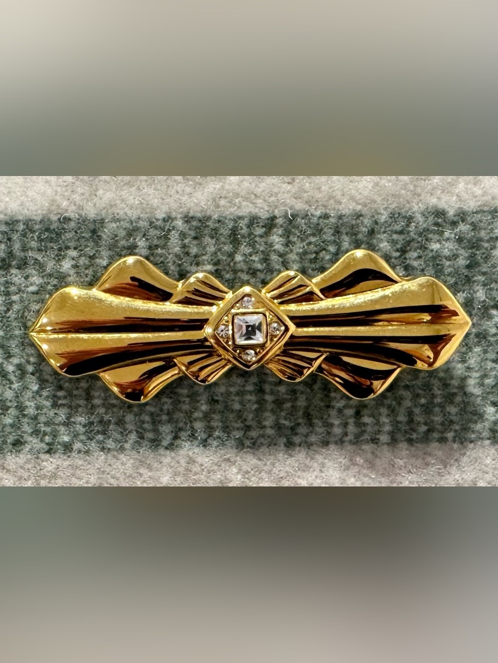 Elegant Gold-Tone Art Deco Old Hollywood Bow Brooch with Clear Crystal Accents